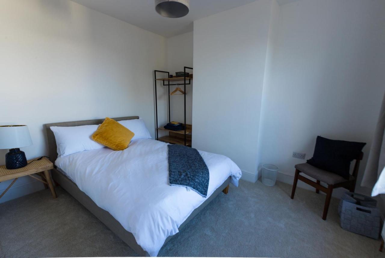 Amazing New 3 Double Bed House In Staple Hill! Apartamento